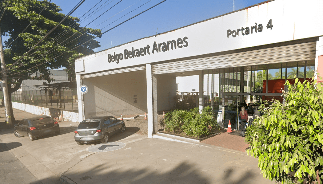 Entrada da Belgo Bekaert Arames com sistema de segurança eletrônica instalado pela Stratum, projeto corporativo em Minas Gerais.