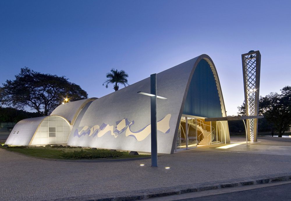 Fachada iluminada da Igreja da Pampulha, projeto de arquitetura moderna brasileira em Belo Horizonte, destaque no portfólio da Stratum.