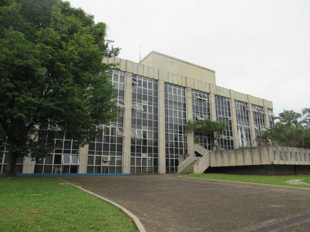 Entrada da Prefeitura de Itabira com sistema de segurança eletrônica instalado pela Stratum, projeto corporativo em Minas Gerais.